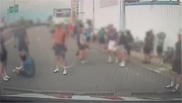 陸軍勇虎戰車演習「零件噴飛路面」 6名自行車騎士...