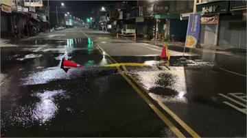 疑強震擠壓！高雄岡山路面隆起滲水 全市近7千戶停...