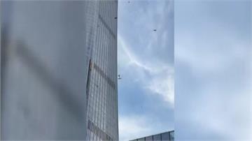 北京最高建築「中信大廈」 遭到小飛機撞擊