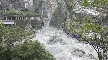 立霧溪堰塞湖水量暴增沖刷壩體 林保署曝影片籲民眾...