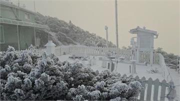 玉山下雪了！氣象站急凍化身「銀白世界」 絕美雪景...