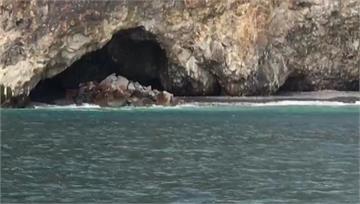 龜山島「眼鏡洞」崩塌 地質風化遭落石掩埋