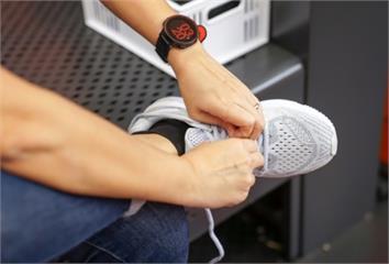 腳痠、膝痛、腰背也在痛？醫曝「穿錯鞋」是元兇  ...