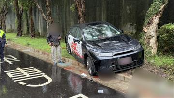 北市港墘路多元計程車自撞分隔島 女乘客遭拋飛命危...