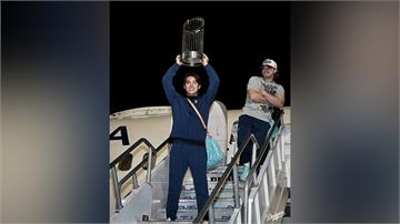 道奇回洛杉磯了！山本由伸捧冠軍金盃下機 封王遊行...