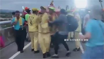 香燈腳搶扛神轎推擠 媽祖怒了？轎桿斷兩截
