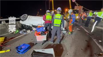 國1銅鑼交流道轎車自撞護欄翻車！駕駛受困變形車體...