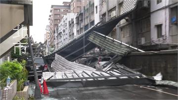 台北7年來最猛颱風夜 強風吹掀連棟鐵皮屋頂