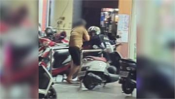 不服取締還襲警 男持安全帽猛K警頭部