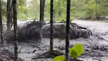 光復災況重演...滾滾泥流灌花蓮明利村  轎車慘...