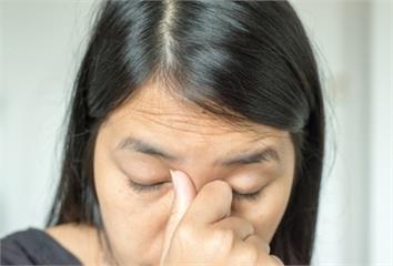 起床5分鐘按對穴位眼睛不再浮腫！專家教你6大眼周...