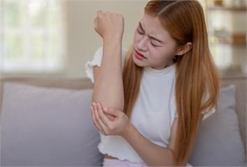 手肘外側壓了就痛？醫揭「網球肘原因」 反覆做1動...