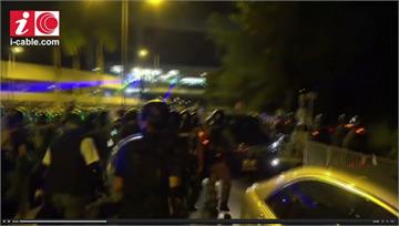 港元朗地鐵事件滿 群眾靜坐險爆警民衝突