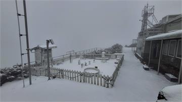 玉山降雪了！ 持續3小時積雪4公分宛如「銀白童話...