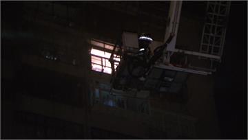 大樓陽台深夜濃煙狂竄 90名住戶急疏散