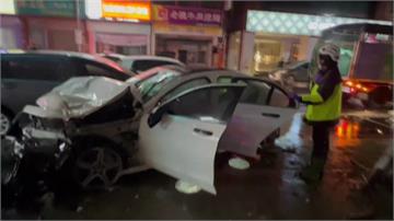 宜蘭賓士猛撞7車！銀車車尾全毀「半截消失」女駕駛...