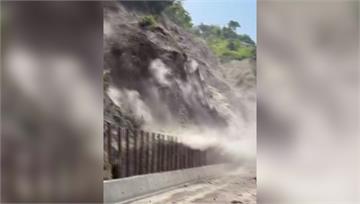 南投力行產業道路31K處再傳坍方！「落石雨」畫面...