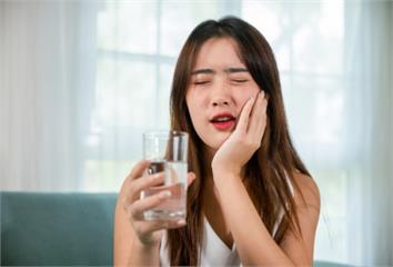 張嘴、咀嚼時耳朵痛？醫揭「這4症狀」  你可能患...