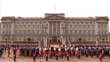 英國女王倫敦最後巡禮 白金漢宮工作人員列隊送別