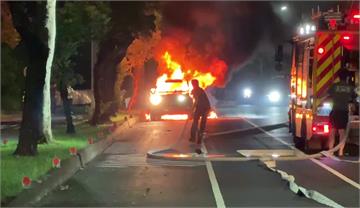 台東發生火燒車意外！大火吞噬整台休旅車 駕駛竟是...