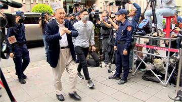 擺脫輪椅！沈慶京抱拳致意支持者走入北院 被問身體...