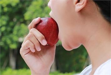 「這些夏季水果」吃多恐加速鈣流失！骨科醫示警  ...