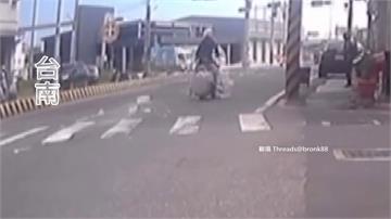 冰塊散落害後方機車打滑慘摔 女騎士停待轉區無故遭...
