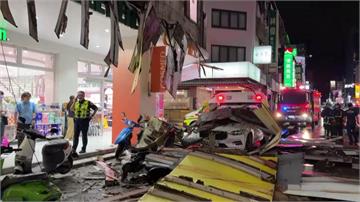 台中西區建築牆面大招牌掉落 砸壞1車7機車無人傷