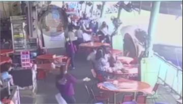 交通船失控衝華僑市場撞毀欄杆 海產店女客人逃不及...