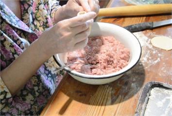 揉完絞肉手超黏洗不掉？專家大推「這1調味料」秒去...