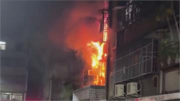 新莊凌晨惡火...公寓2樓全面燃燒 16歲女逃生...