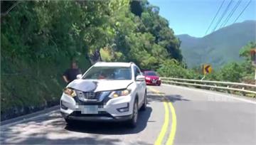 蘇花公路落石擊中小客車！ 引擎蓋變形、爆胎