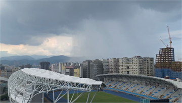 畫面震撼！午後對流發展旺盛　北部天空驚見「雨瀑」