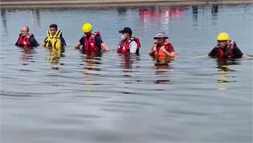 8歲童墜魚塭 警消「人鏈救溺」送醫不治