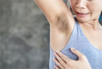 腋下黑是刮毛害的？專家曝「4大主因」  教你5招...