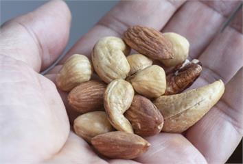 堅果開封後要「常溫or冷藏」保存？  營養師曝正...