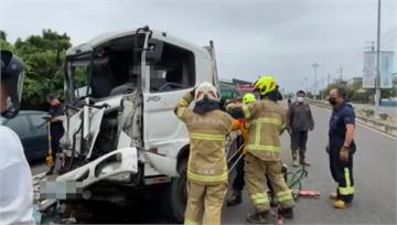 嘉義新港貨車追撞公車釀3傷 駕駛一度受困