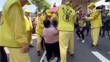 桃園婦抱3歲癲癇女兒 白沙屯媽祖鑾轎靠近賜福