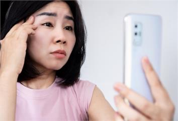 盯螢幕太久小心！醫點名「7症狀」恐是眼睛太累了 ...