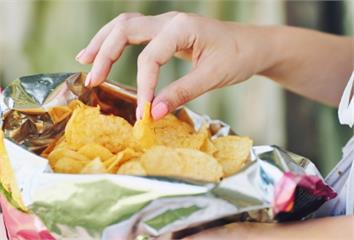 零食包裝寫「反式脂肪0」真的沒有嗎？  醫揭「背...