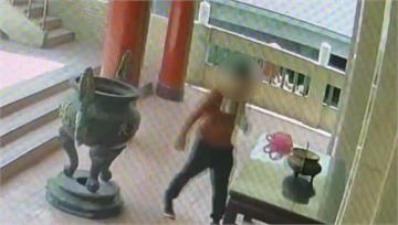 把神拉下來？怪男倒插香、剪刀埋香爐！詭異作法行徑...