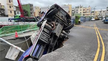 驚險！台中沙鹿驚見天坑  混凝土車填土救援反墜坑