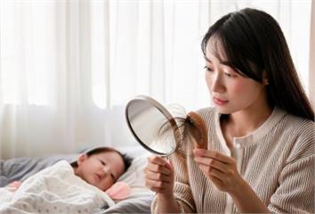 新手媽媽產後掉髮別慌  中醫師解析多為暫時性生理...