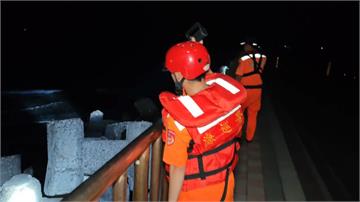 5名青年赴桃園竹圍漁港戲水 2人遭大浪捲走失聯