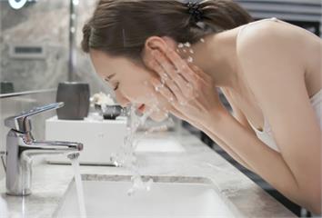 網路盛傳：拿洗米水洗臉對皮膚很好  可以讓肌膚細...