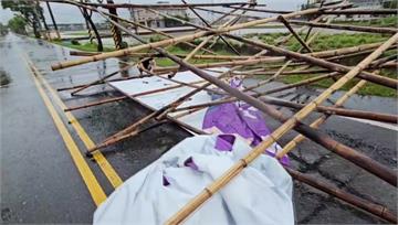 薔琵暴風圈籠罩 礁溪競選看板不敵強風倒塌