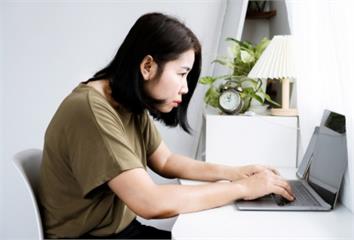 肩頸痛、消化差恐是駝背害的！ 醫教「簡單5動作」...