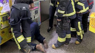 異想天開...小偷鑽娃娃機行竊偷藍芽音響 頭卻卡...