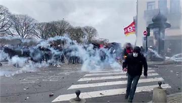 法國反年改罷工「百萬人上街」 挑英王夫婦造訪將發...