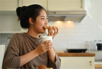 早餐吐司配咖啡？營養師曝「1隱憂」  尤其女性更...